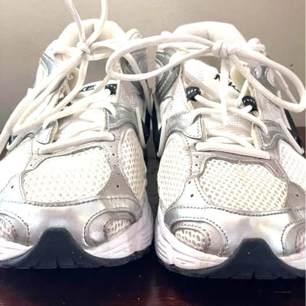 Nike V2K Run Low Top Mesh Sneakers White/Silver/Black Lace-Up Rubber Mens Sz 11